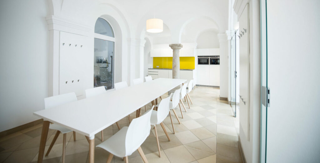 Kusch+Co kantoormeubelen Den Haag grote tafel - stoelen Heering Office