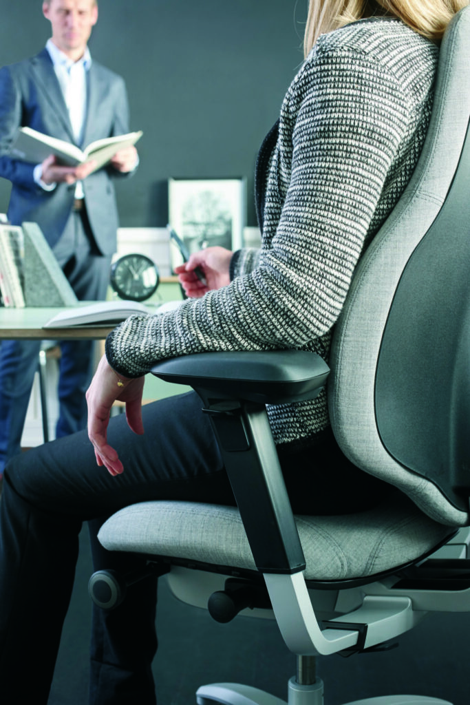RH kantoormeubelen werkplek - bureaustoel ergonomie Heering Office Den Haag 3