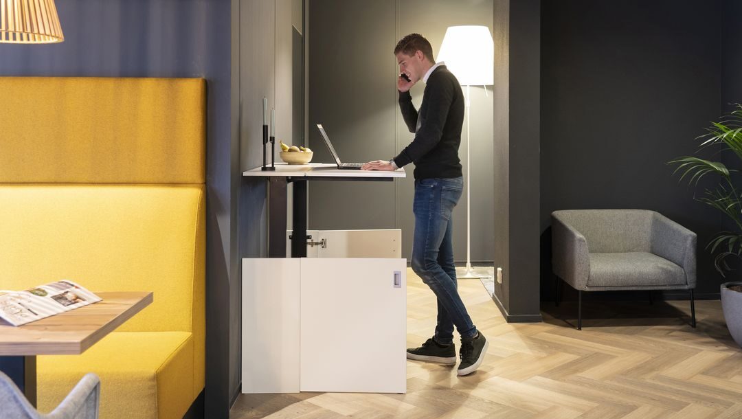 thuiswerkplek opgeborgen in een kast Heering Office Den Haag